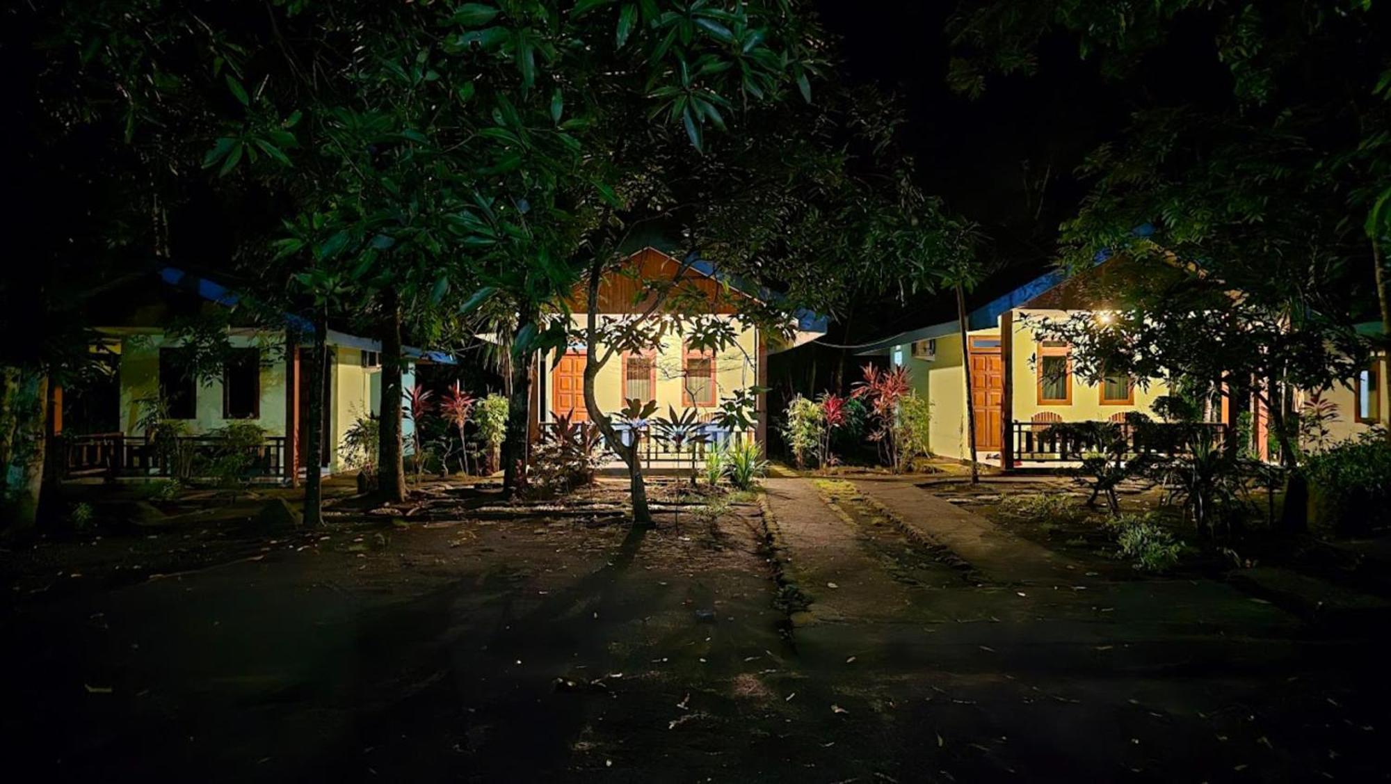 Tangkoko Macaca Hotell Rinondoran Exteriör bild